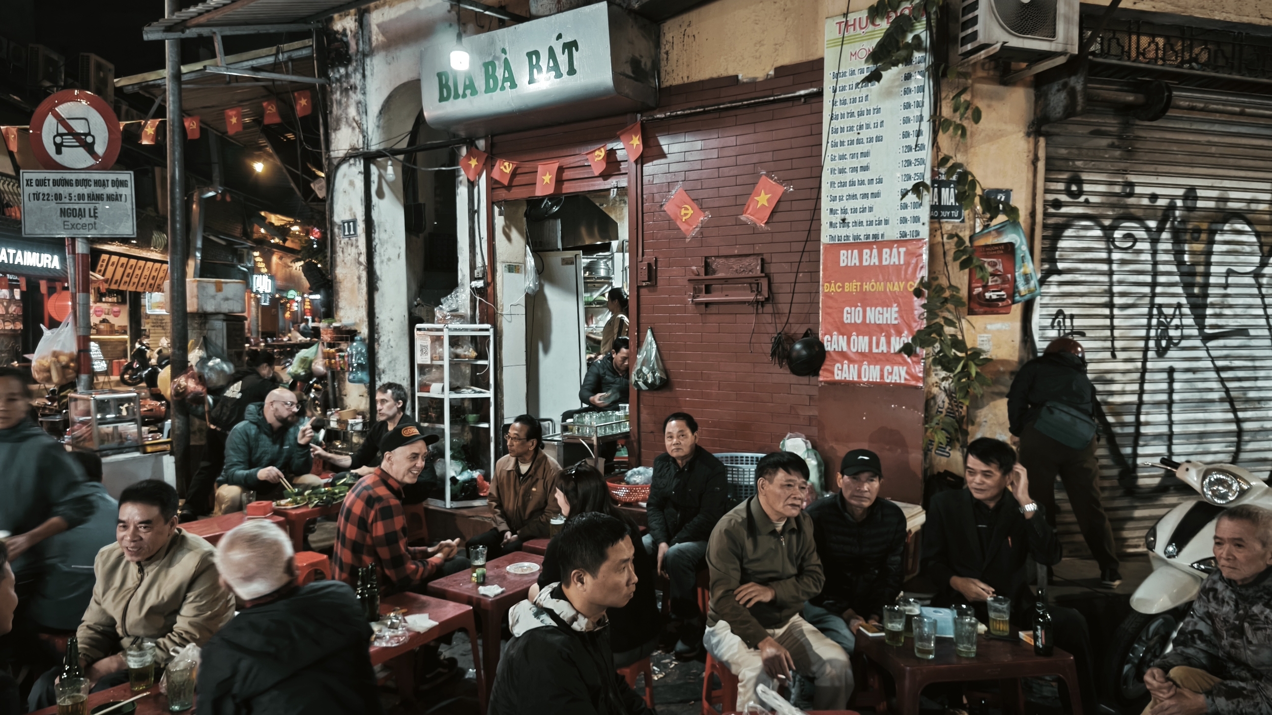 Bia hoi : assis bas, vivants haut. bia hoi hanoi (10)