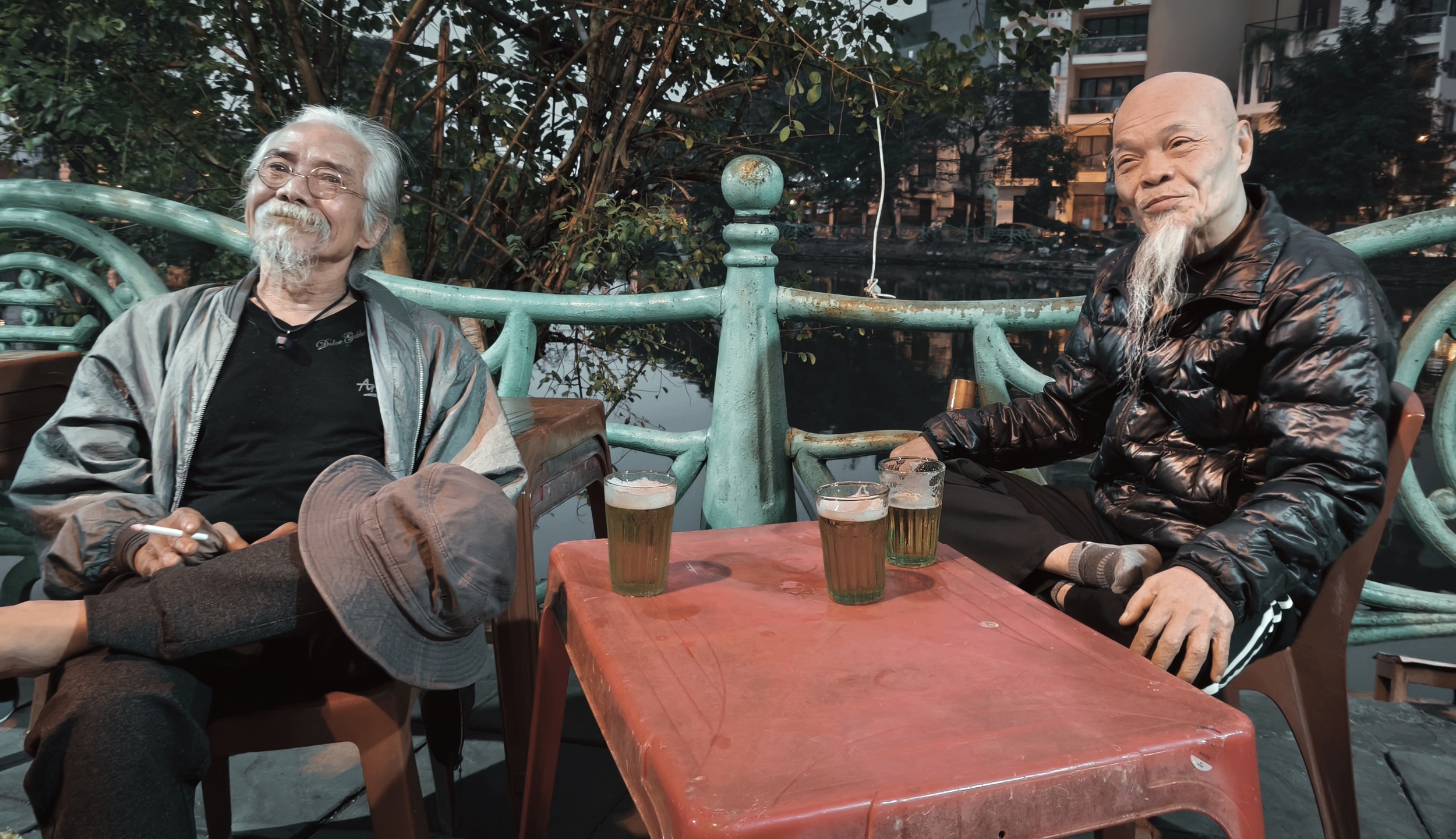 Bia hoi : assis bas, vivants haut. bia hoi hanoi (2)