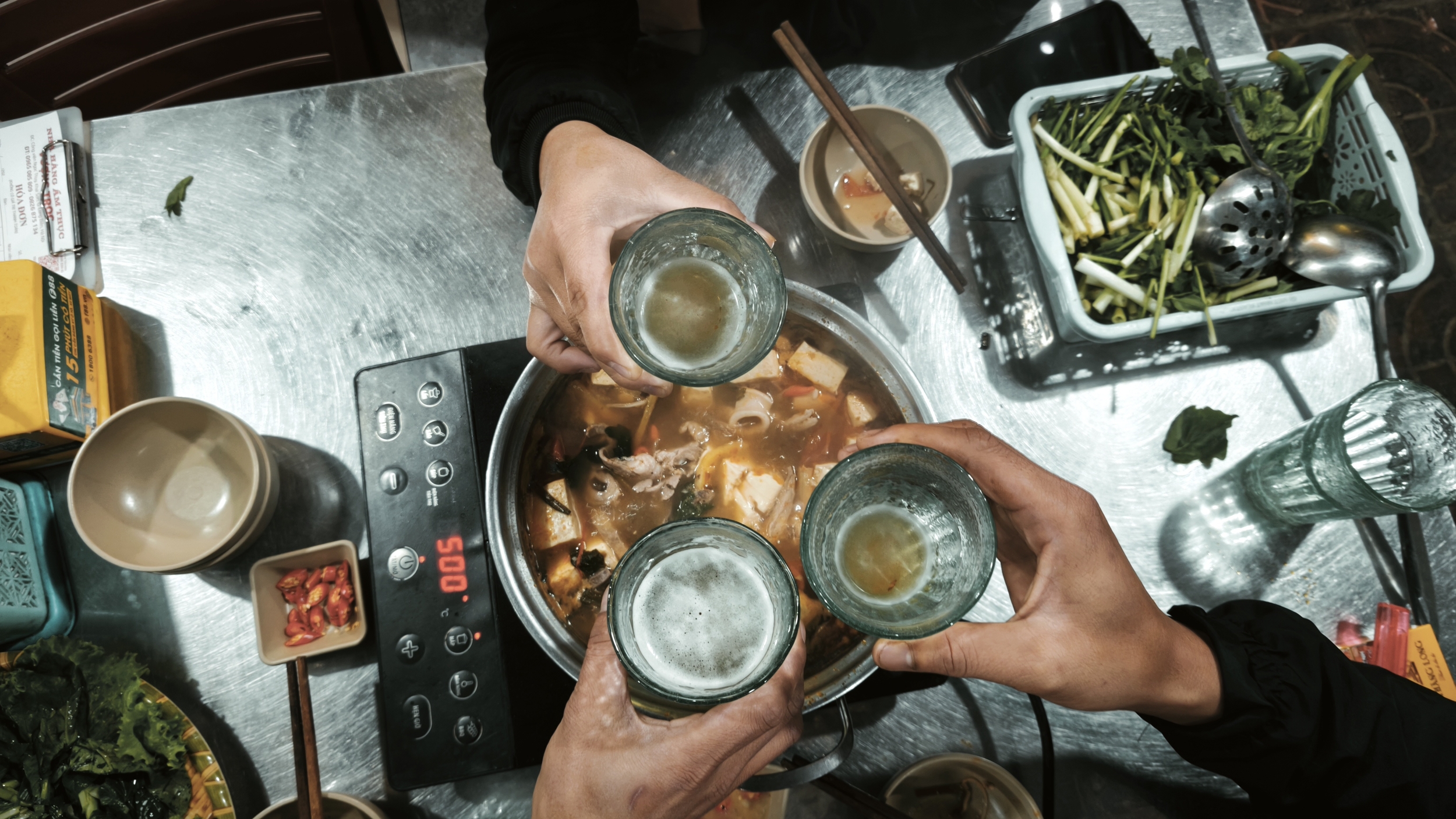 Bia hoi : assis bas, vivants haut. bia hoi hanoi (6)