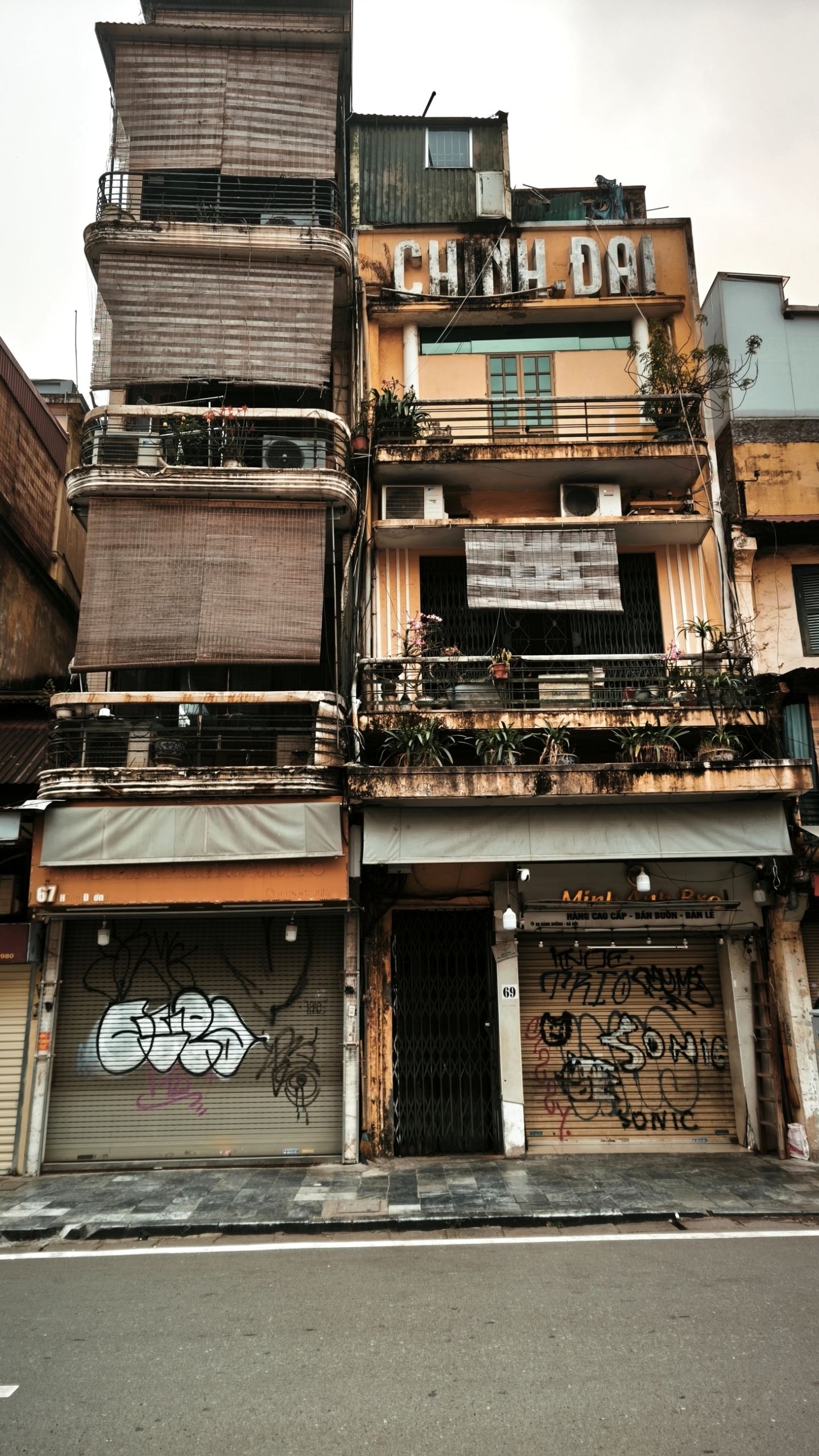Hang Dao Street: Hanoi’s Traviata rue hang dao hanoi (9)
