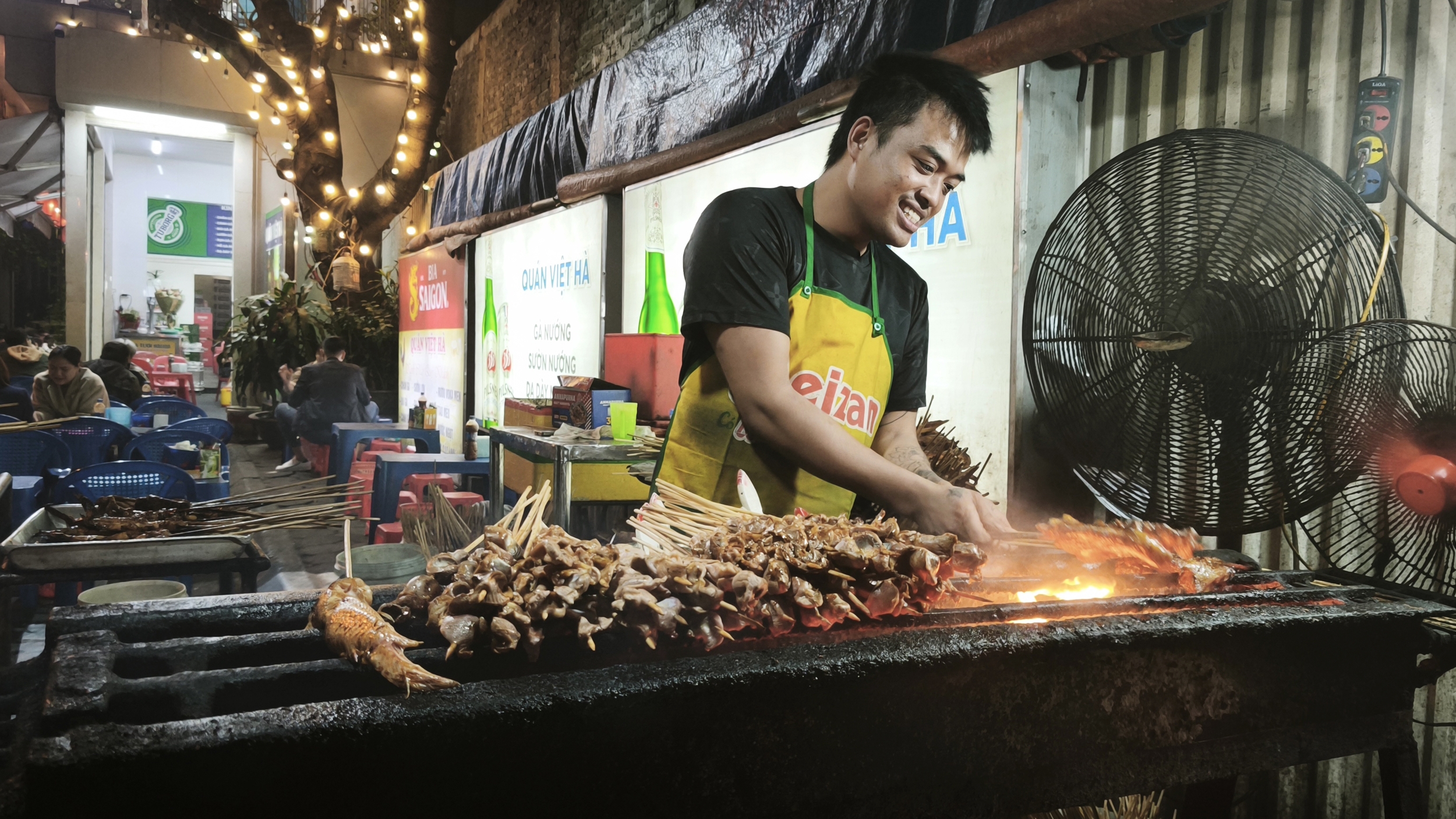 Street food doesn’t feed Hanoi. It governs it. hanoi street food (1)