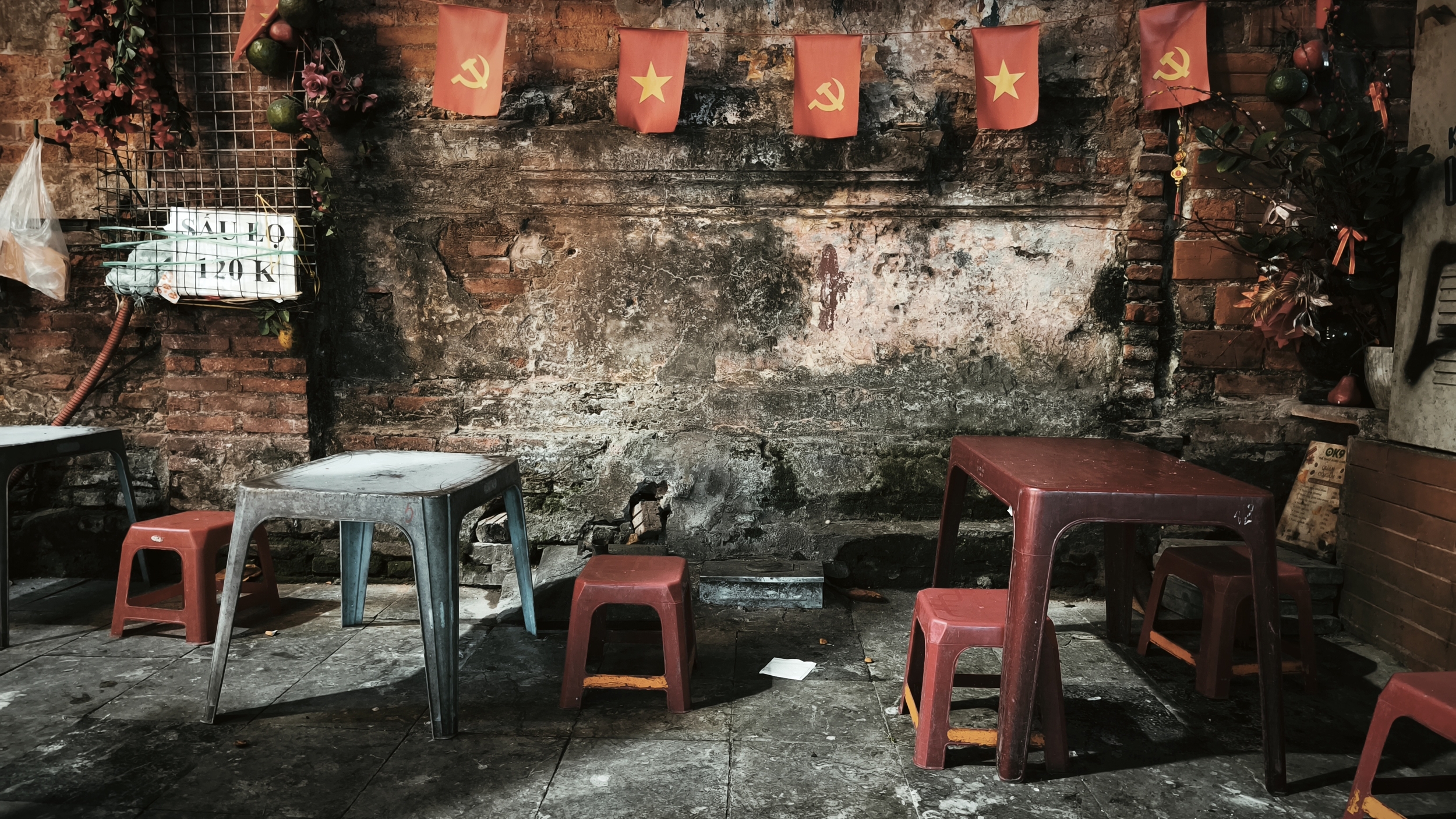 Street food doesn’t feed Hanoi. It governs it. hanoi street food (11)