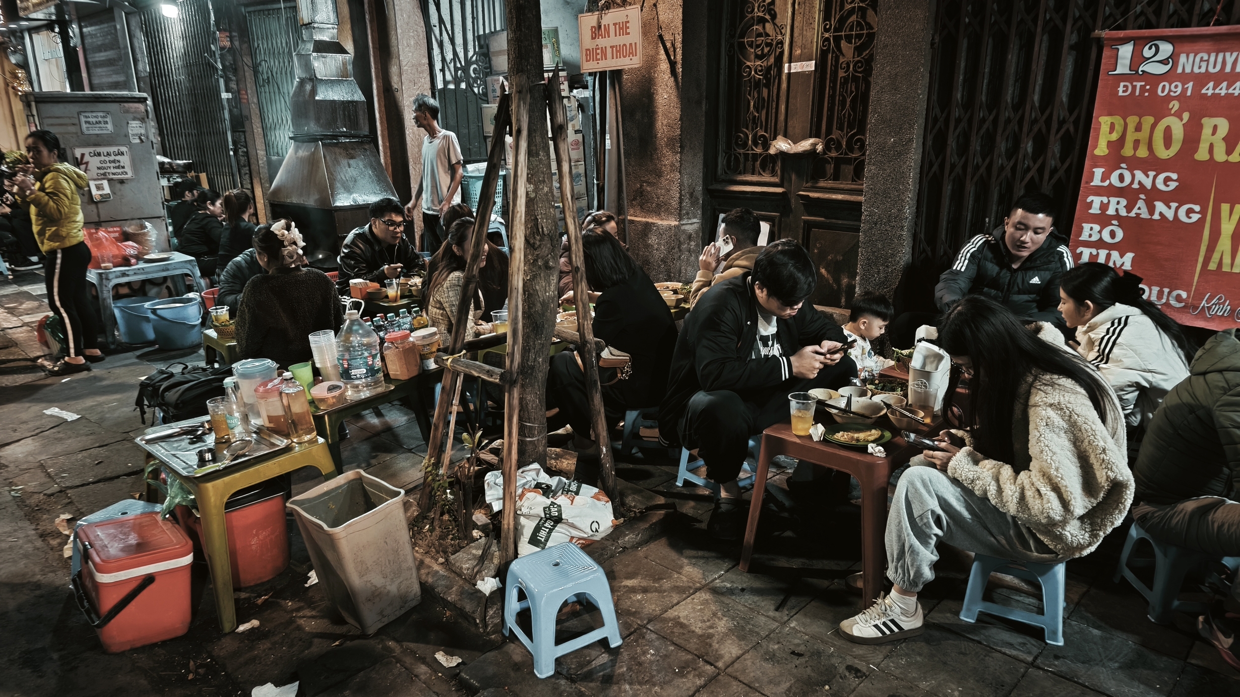 Street food doesn’t feed Hanoi. It governs it. hanoi street food (12)