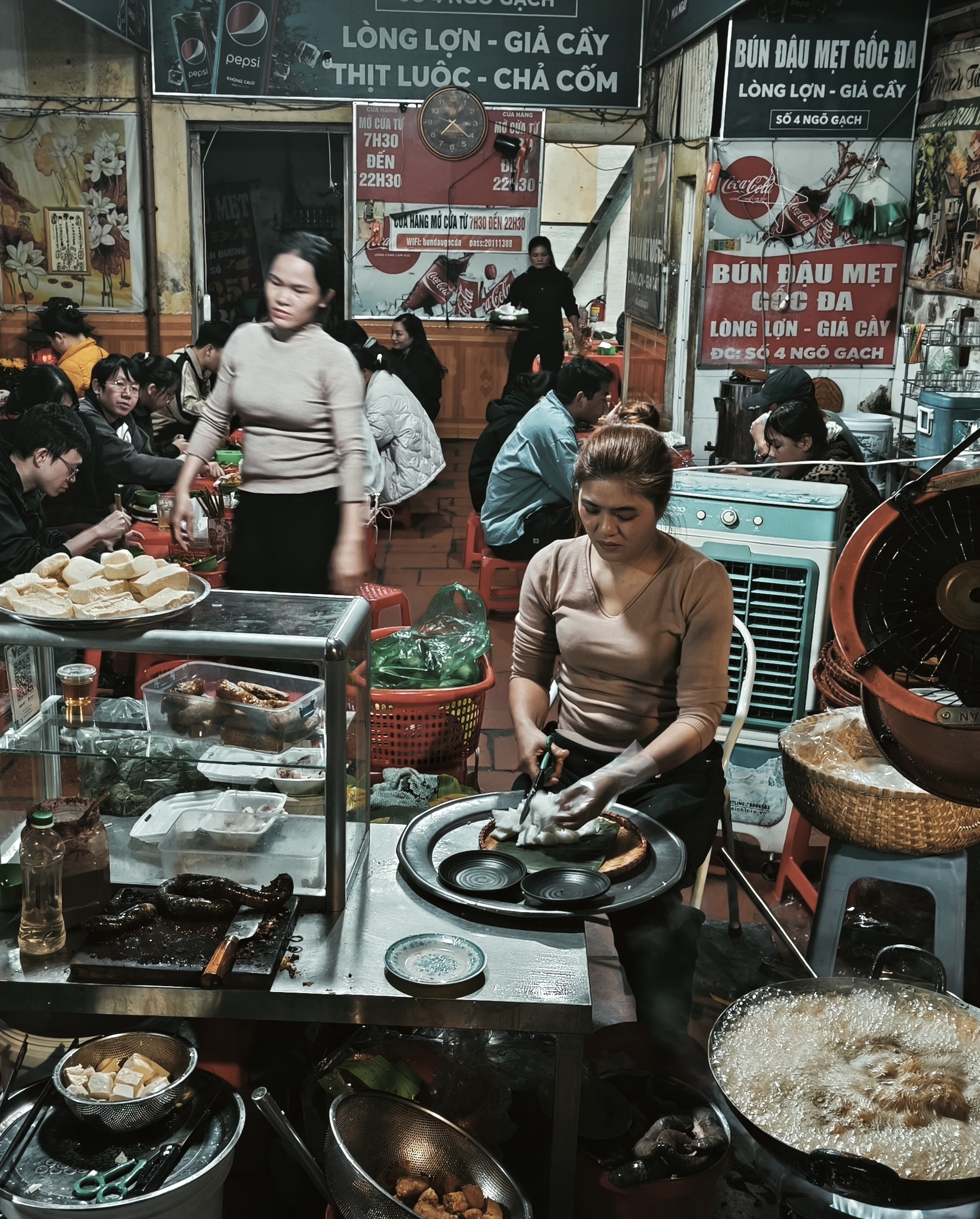 Street food doesn’t feed Hanoi. It governs it. hanoi street food (13)