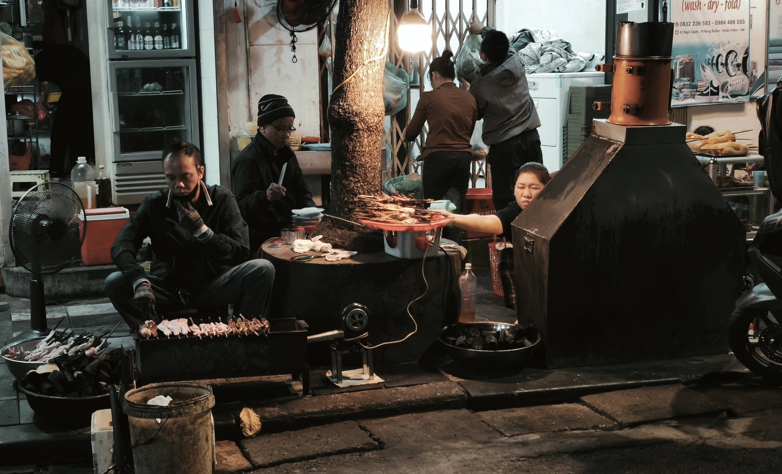 Street food doesn’t feed Hanoi. It governs it. hanoi street food (14)