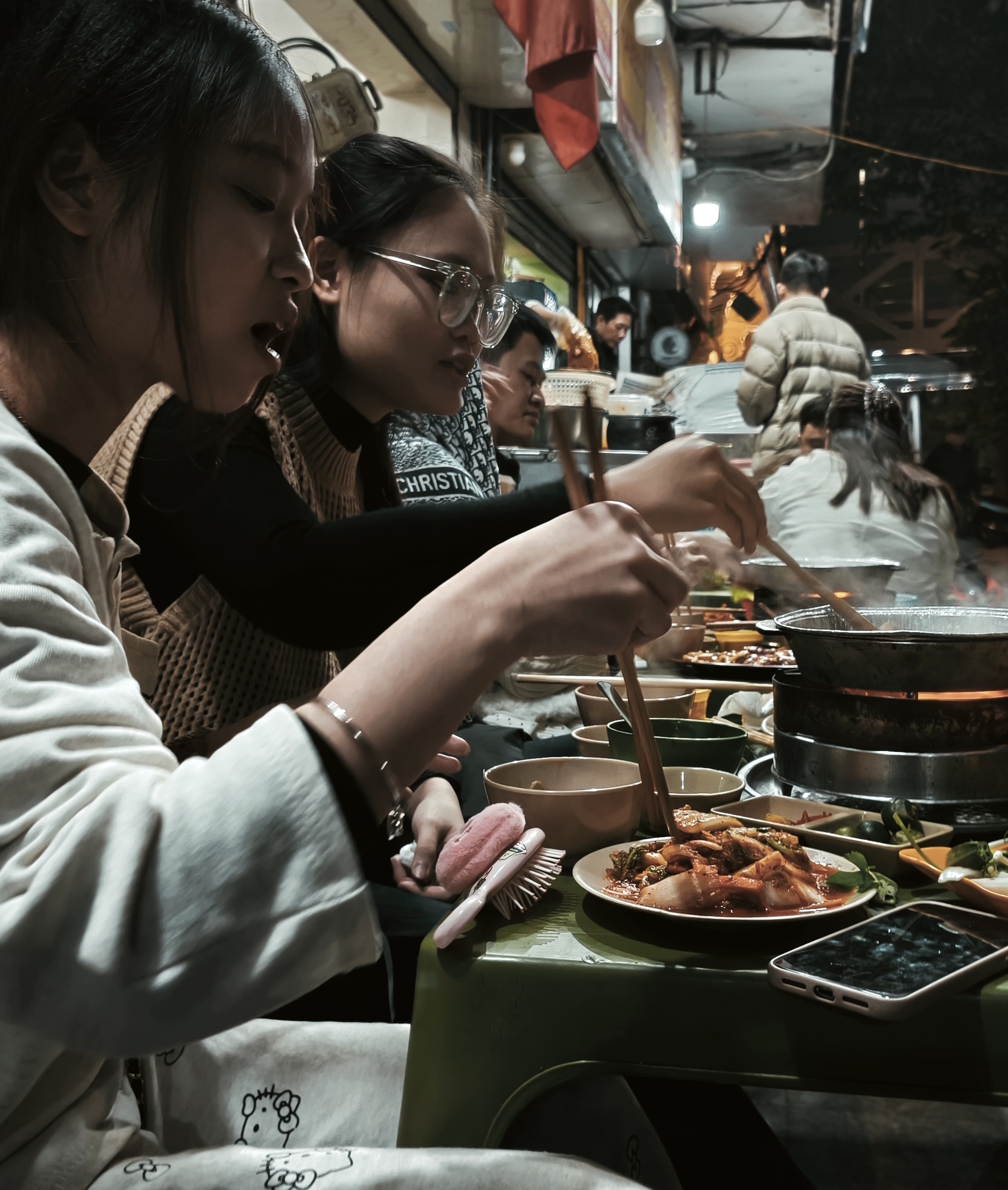 Street food doesn’t feed Hanoi. It governs it. hanoi street food (15)