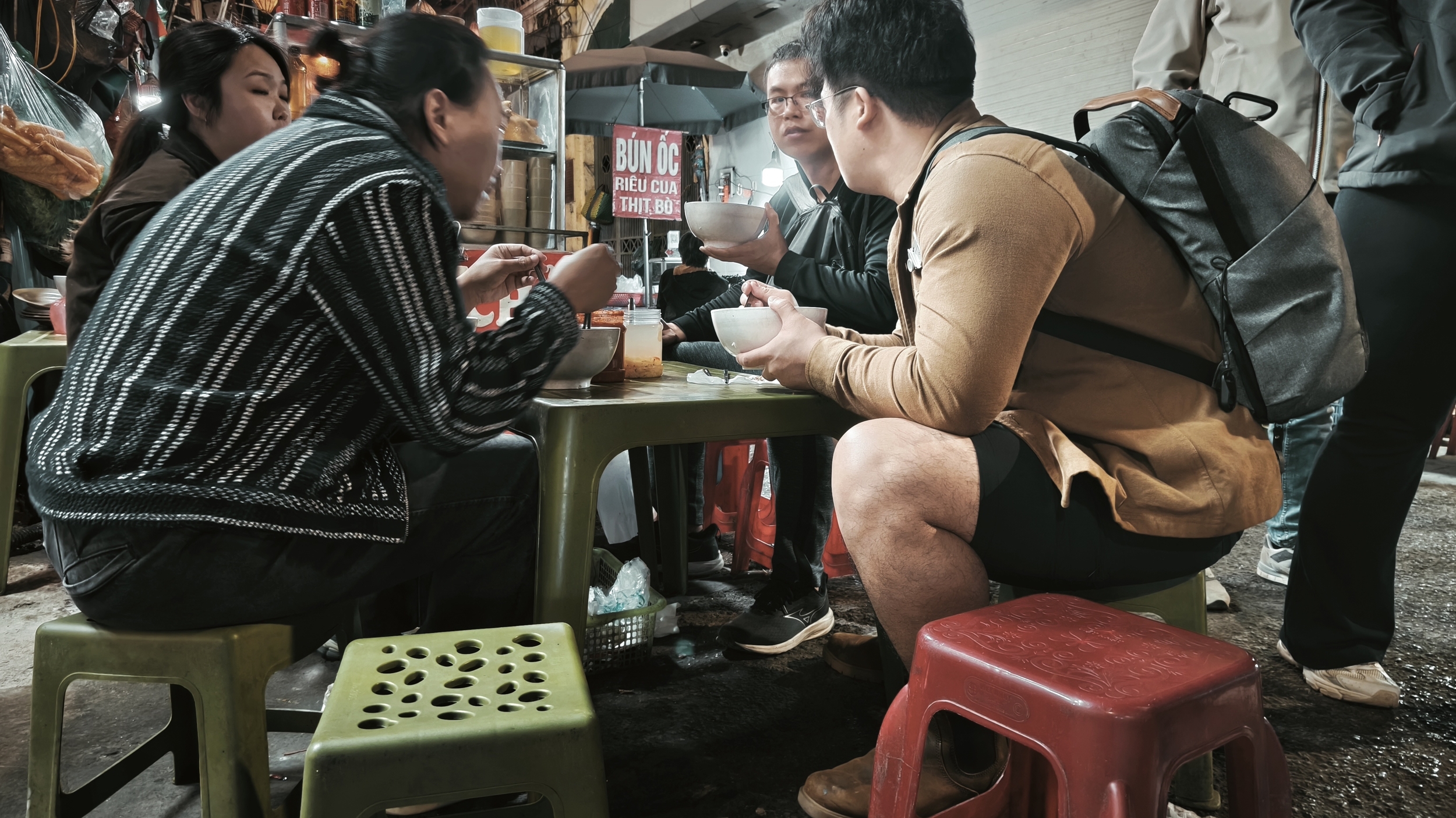 Street food doesn’t feed Hanoi. It governs it. hanoi street food (16)