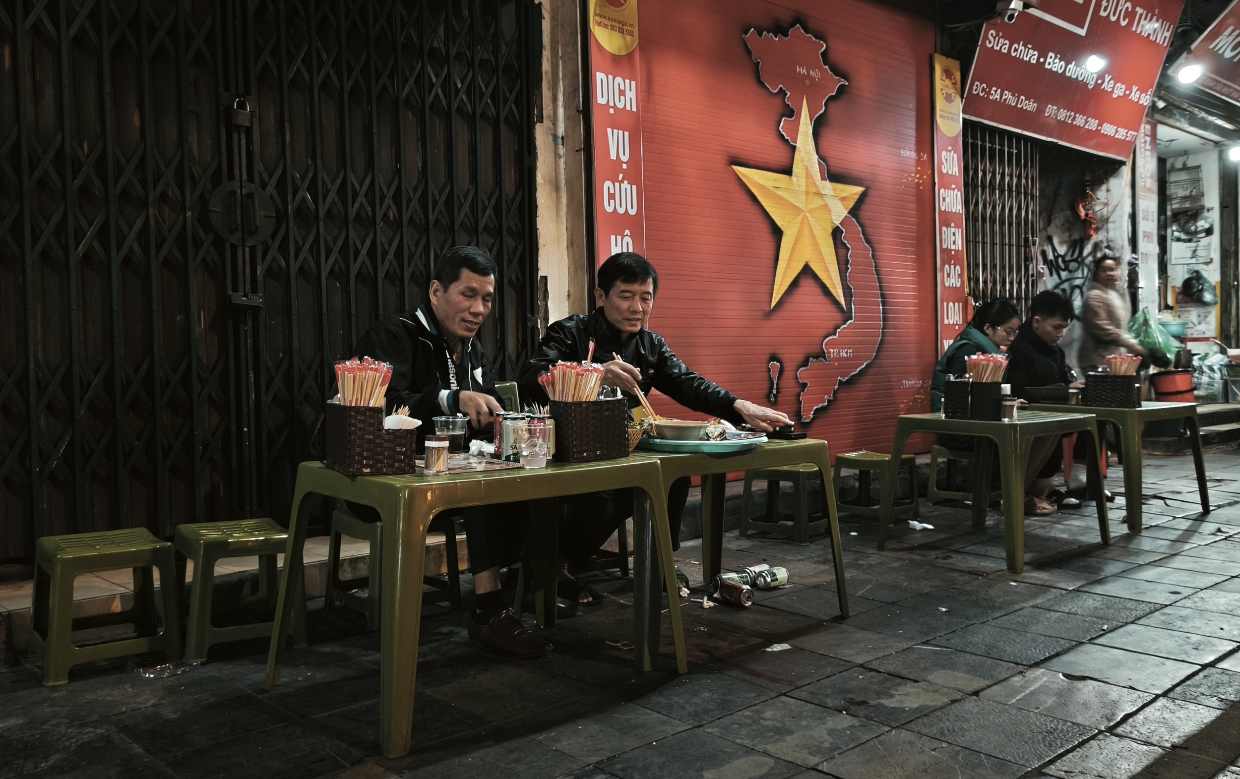 Street food doesn’t feed Hanoi. It governs it. hanoi street food (2)