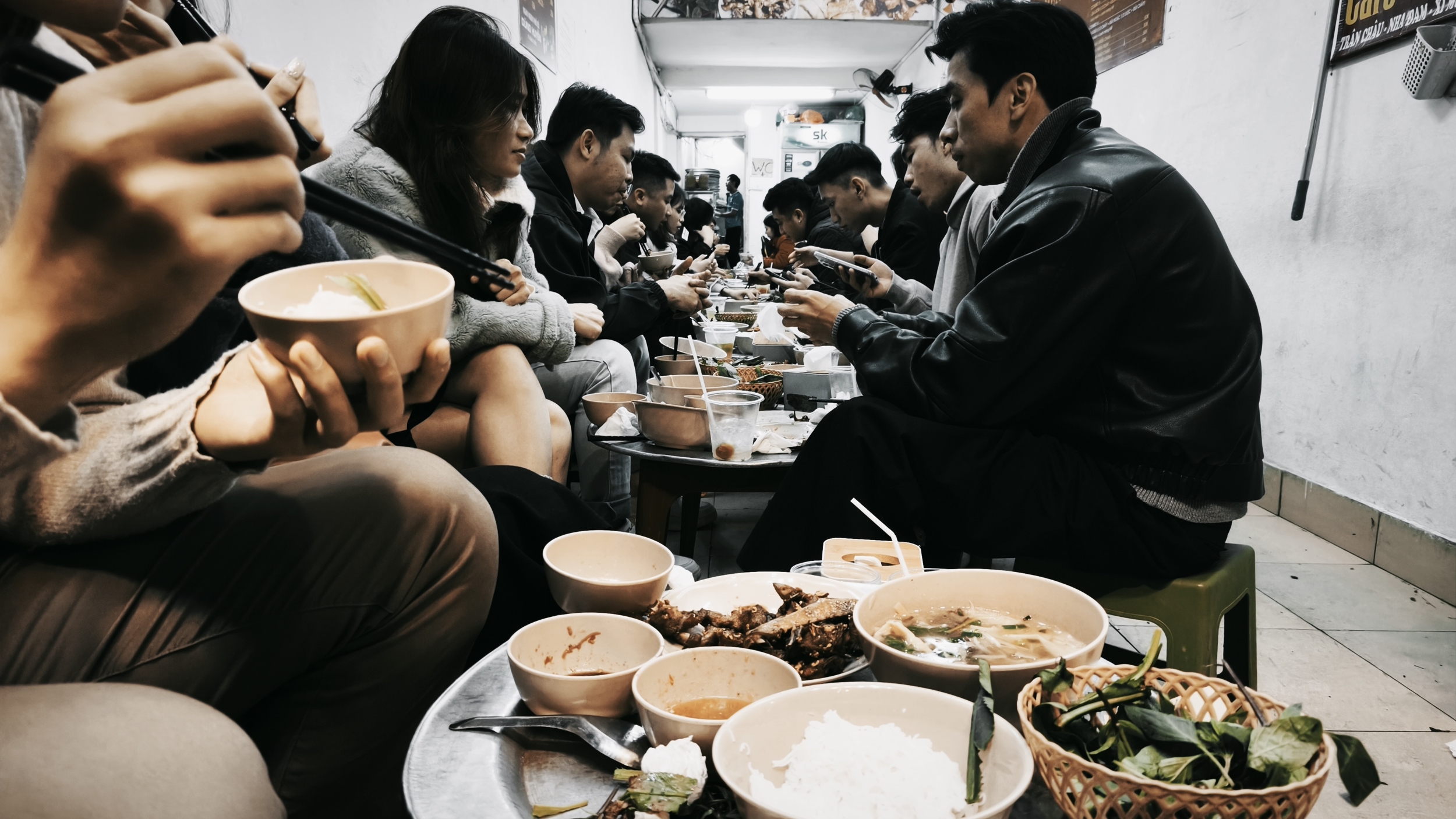 Street food doesn’t feed Hanoi. It governs it. hanoi street food (3)