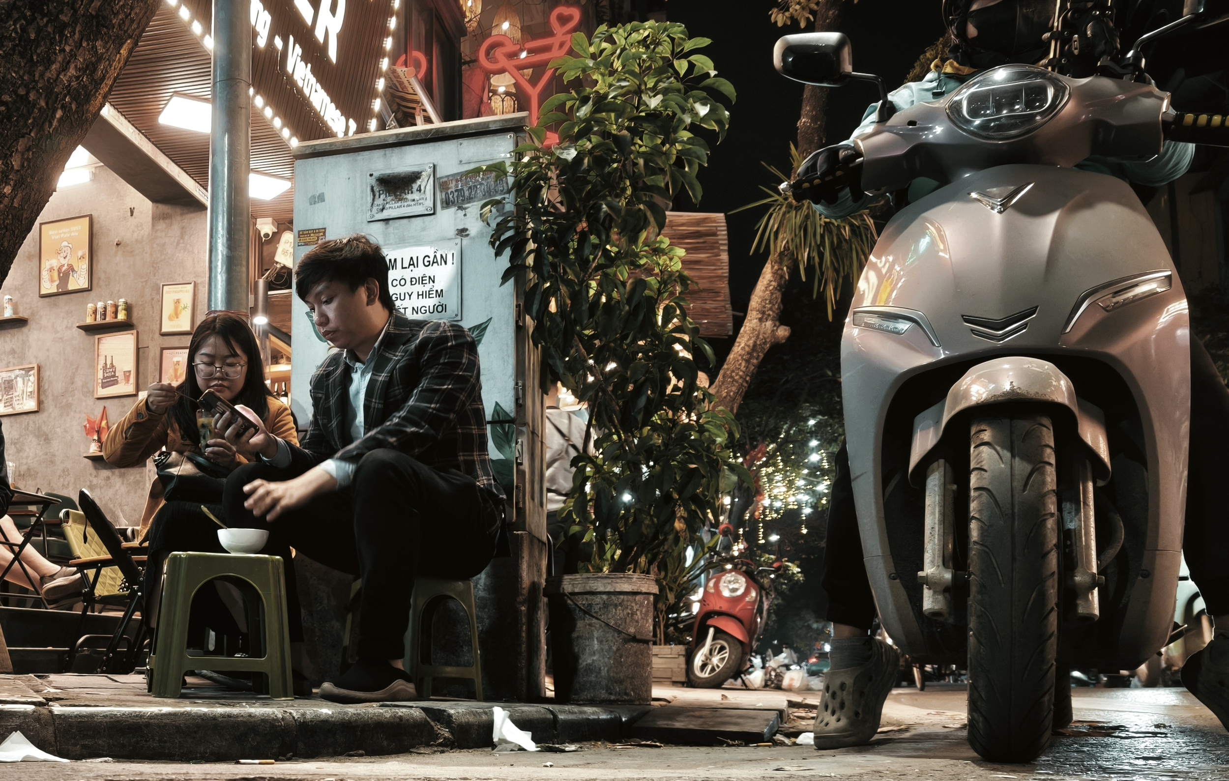 Street food doesn’t feed Hanoi. It governs it. hanoi street food (4)
