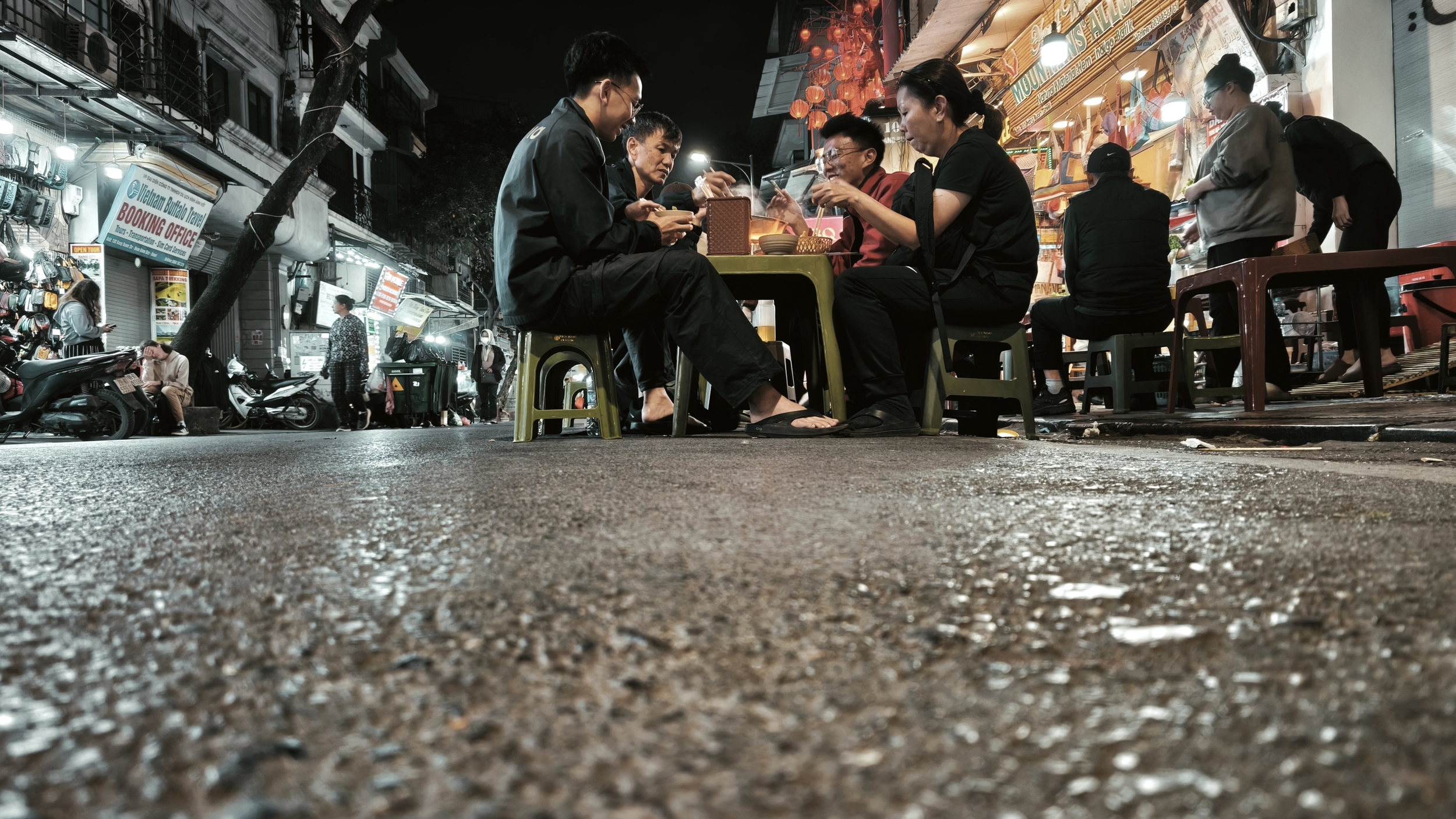 Street food doesn’t feed Hanoi. It governs it. hanoi street food (5)