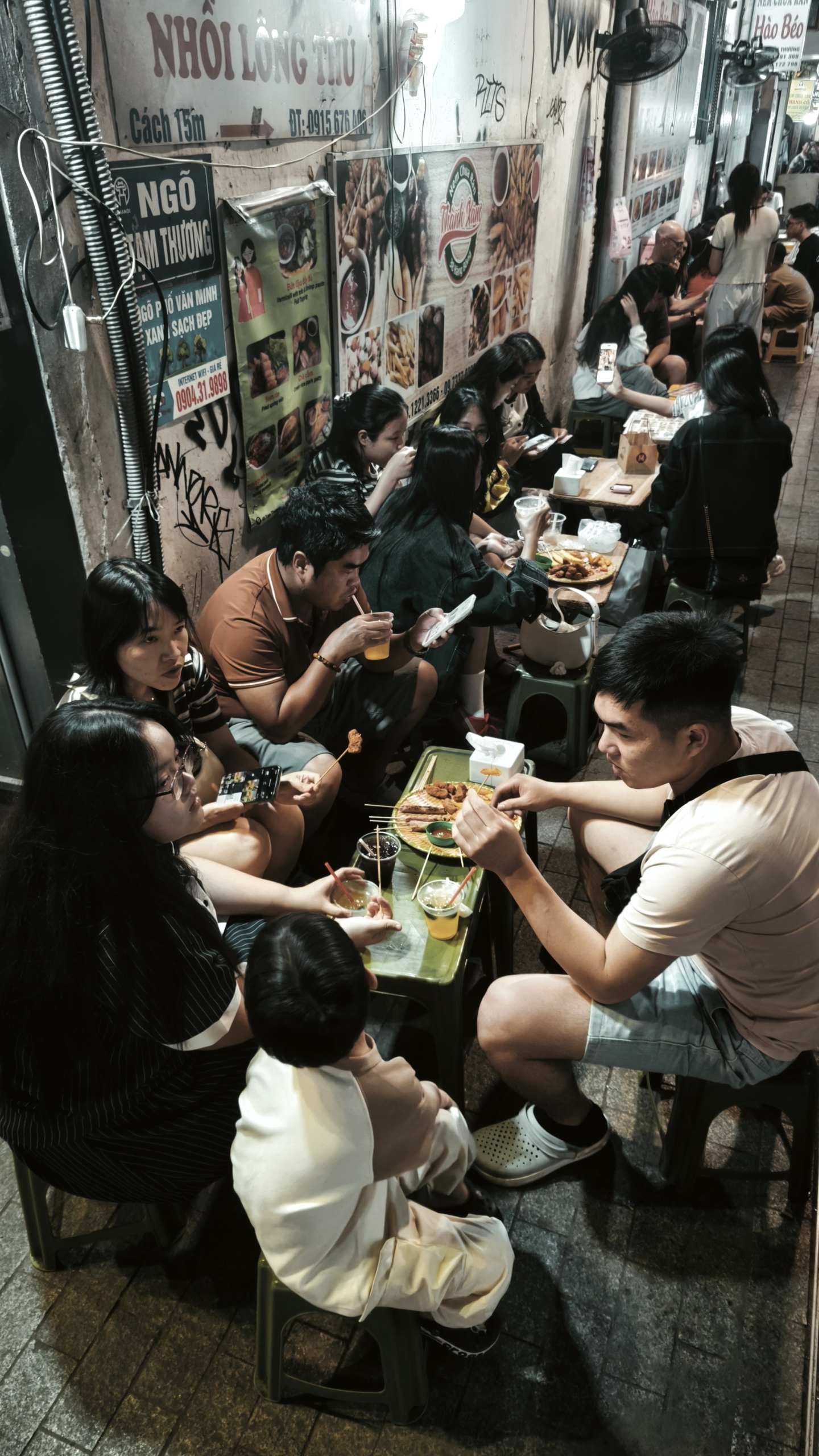 Street food doesn’t feed Hanoi. It governs it. hanoi street food (8)