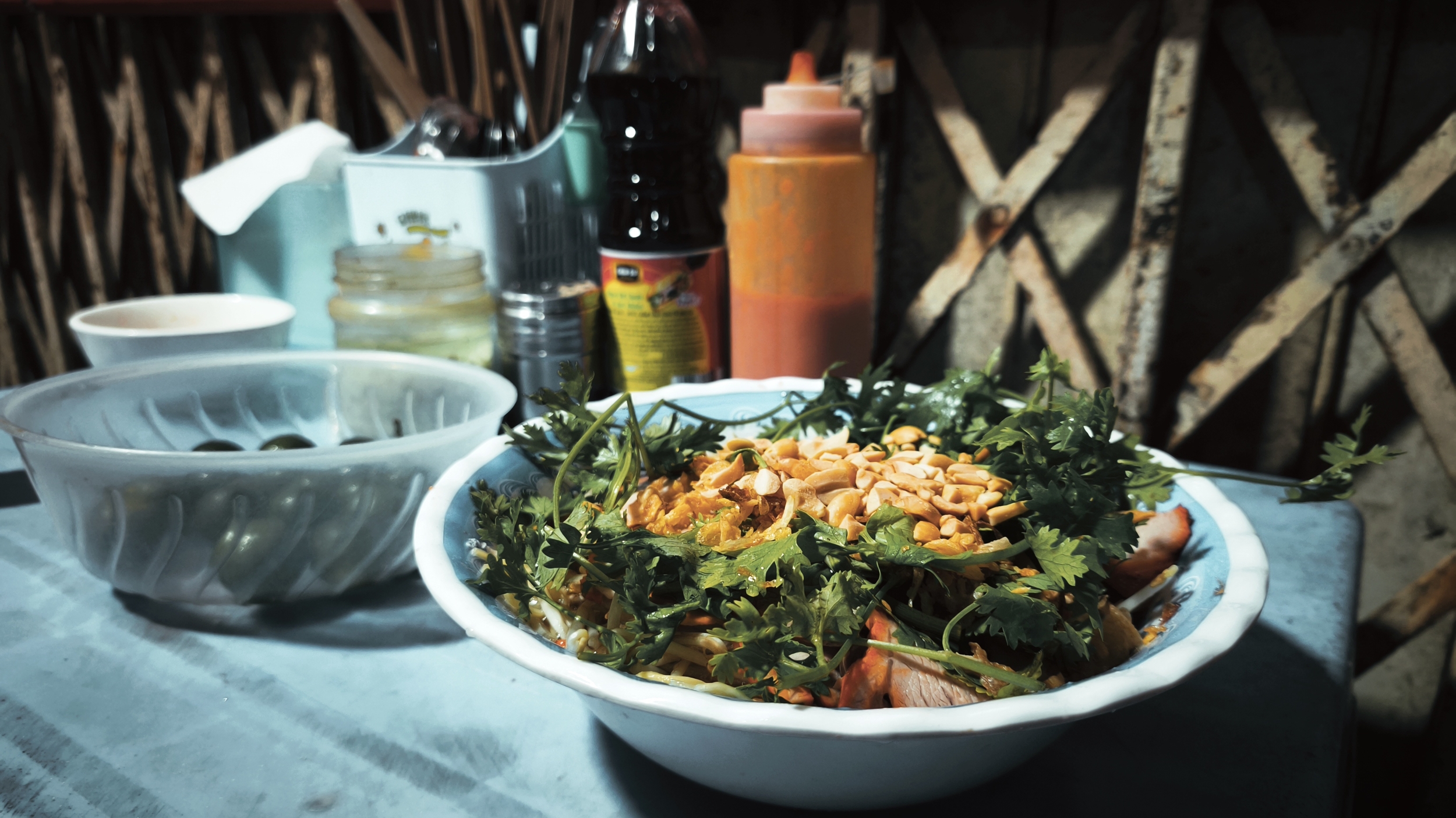 Street food doesn’t feed Hanoi. It governs it. hanoi street food (9)