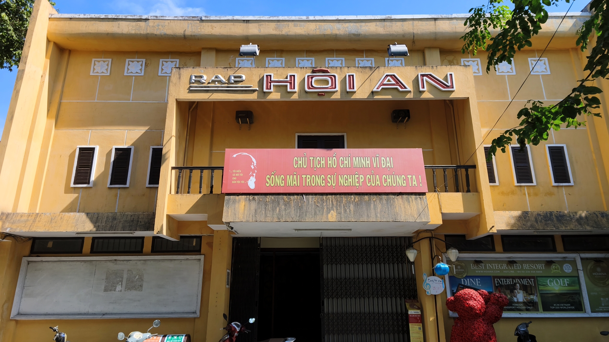 Hoi An, in Christian Lacroix hoi an vietnam lacroix (3)