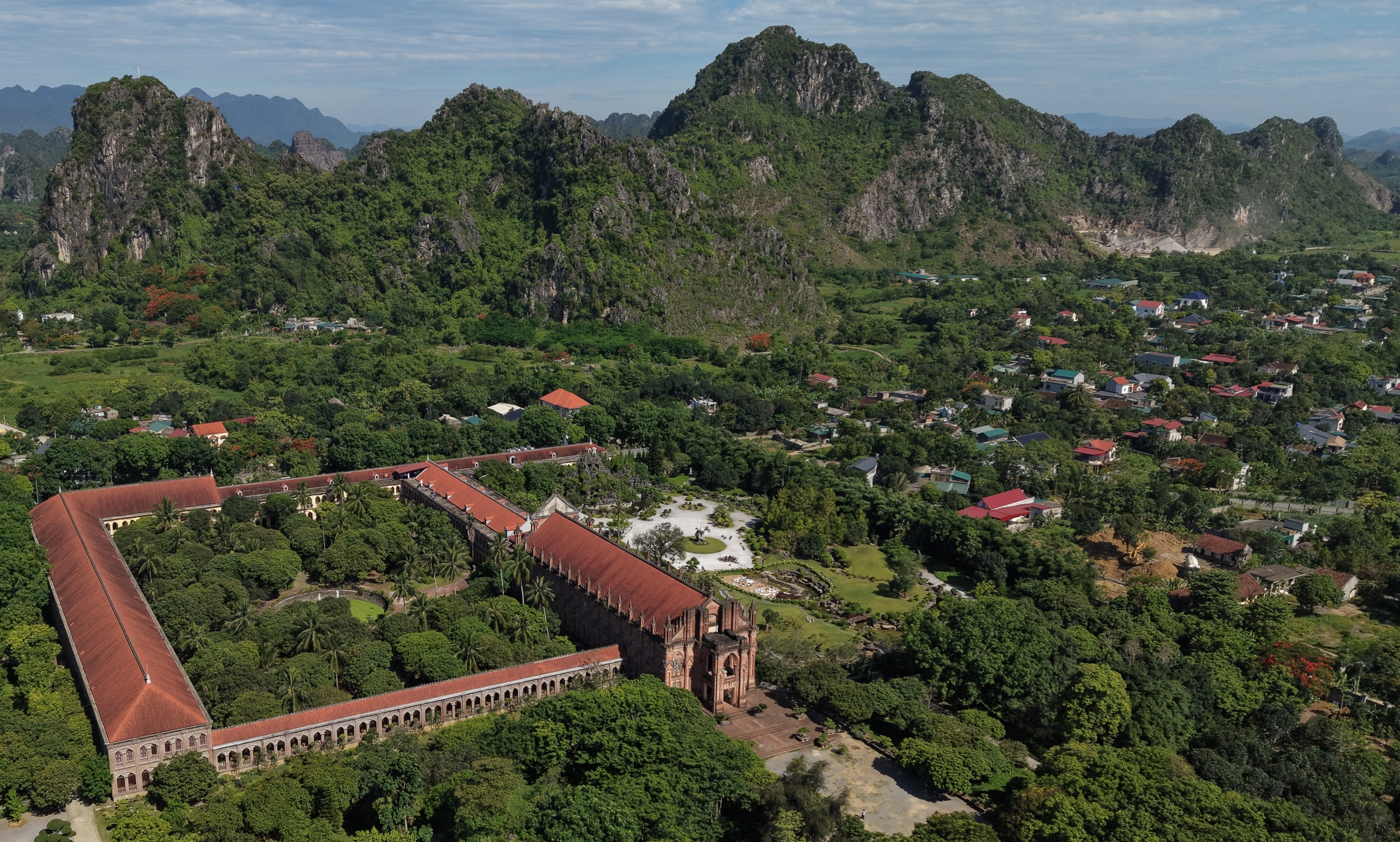 Ninh Binh : les mises en scène spatiales du sacré default