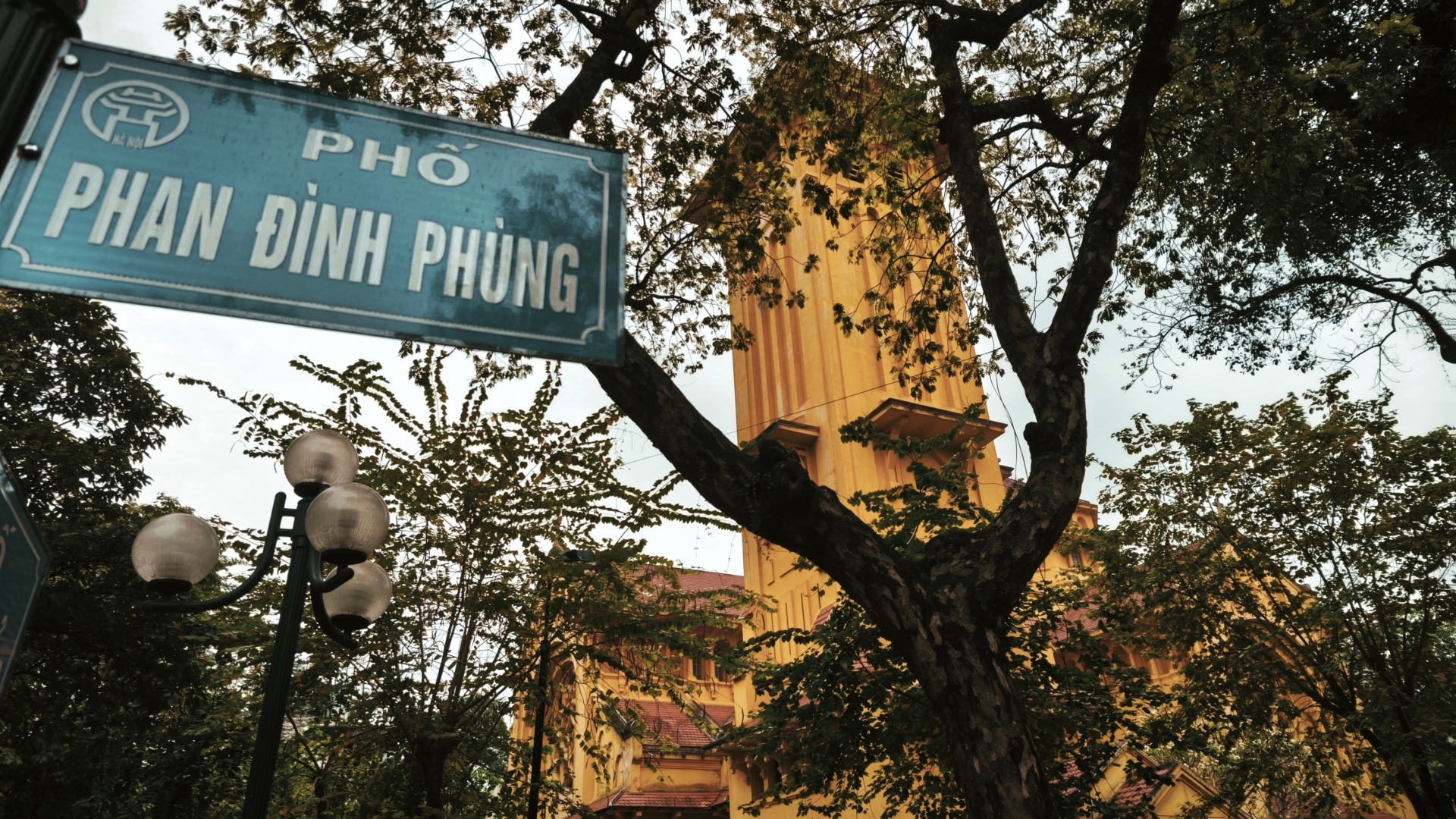 Avenue Phan Dinh Phung : patate de forain dans la vitrine coloniale phan dinh phung hanoi (4)