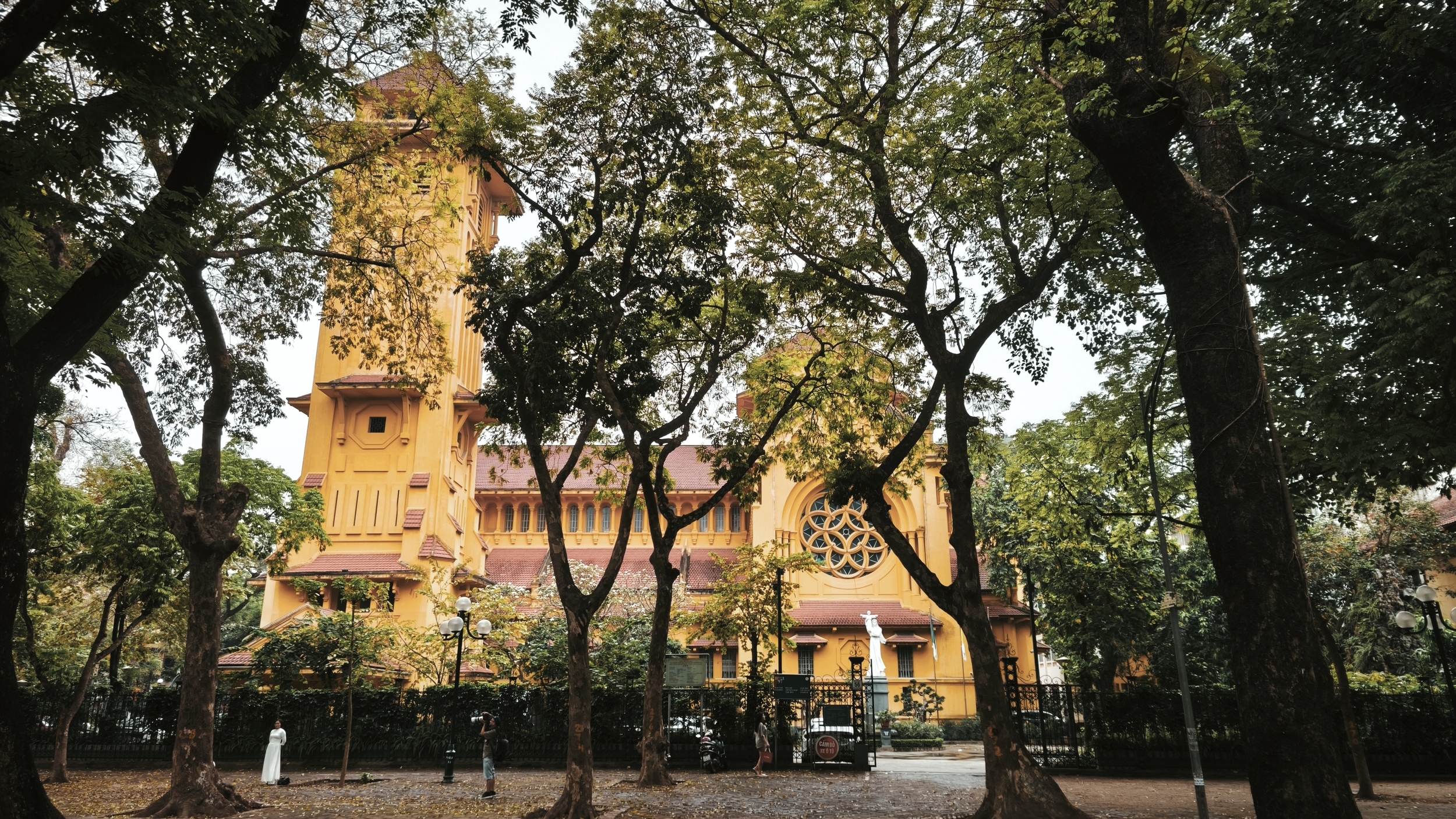 Avenue Phan Dinh Phung : patate de forain dans la vitrine coloniale phan dinh phung hanoi (5)
